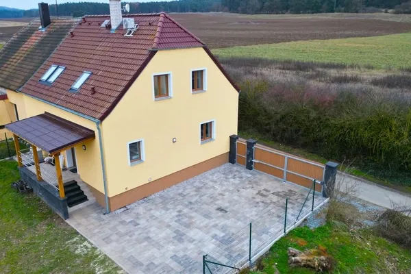 Rodinný dům s FVE na střeše