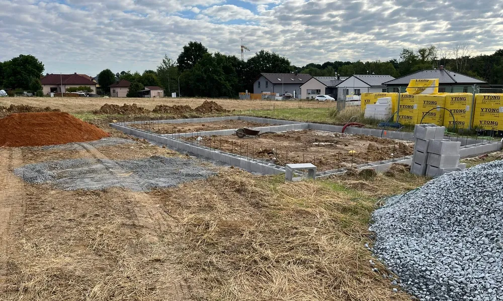 Výstavba trojice moderních rodinných domů v Ohučově
