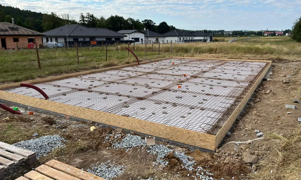 Výstavba trojice moderních rodinných domů v Ohučově