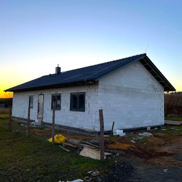 Výstavba trojice moderních rodinných domů v Ohučově