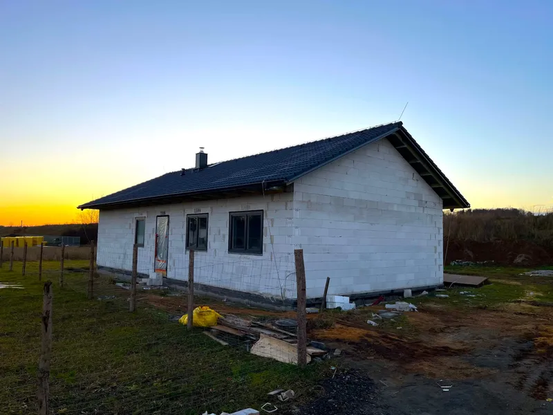 Výstavba trojice moderních rodinných domů v Ohučově